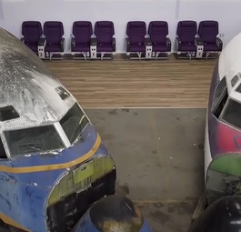 Hier ist das Cockpit der Hamburger Boeing 707 (rechts) zusammen mit dem Cockpit der Berliner Boeing 707 zu sehen, bevor sie im Herbst 2020 vom Auktionshaus Dechow zu Versteigerung angeboten wurden.