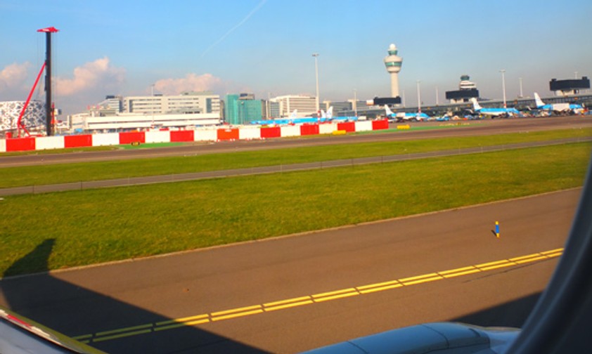 Blick auf Schiphol von der Startbahn: Airlines wollen ausbauen.