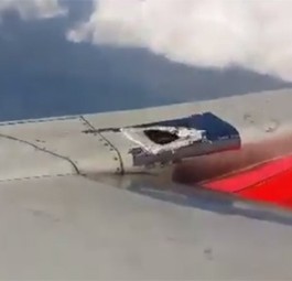 Mit Klebeband repariert: Ein Loch in der Abdeckung über einem Triebwerk hinderte eine Maschine von VivaAerobus nicht am Start.