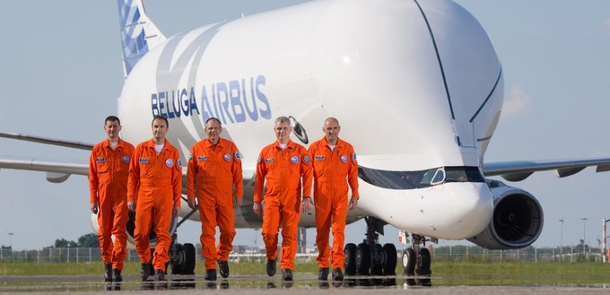 Die Crew für den Jungfernflug des Beluga XL besteht aus zwei Piloten und drei Ingenieuren.