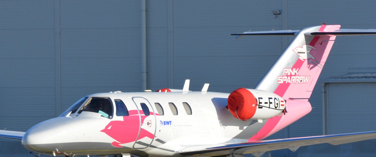 Cessna 525 Citation von Pink Sparrow: Fliegt PCR-Tests zwischen Linz sowie München und Rotterdam.