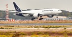 Lufthansa Cargos neue Boeing 777 F bei ihrer ersten Landung in Frankfurt: Der Jet ...