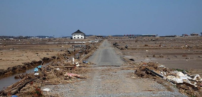 In Japan löste am 11. März 2011 das Tohuku-Seebeben den verheerendsten Tsunami der japanischen Geschichte aus. Mehr als 22.000 Menschen starben, weite Teile der Küste der Region Tohuku wurden zerstört. Im Kernkraftwerk Fukushima kam es zur Nuklearkatastrophe.