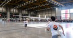 Der weltgrößte Papierflieger: Er flog über 59 Meter.
