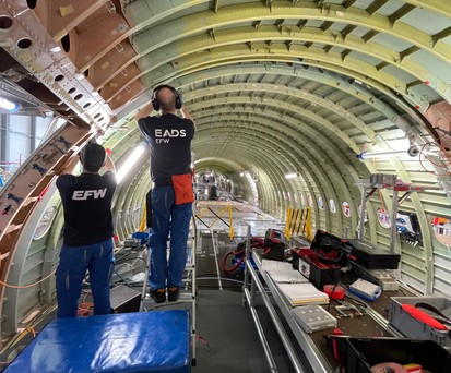 Frachterumbau in einem Airbus A330 bei den Elbe Flugzeugwerke in Dresden.
