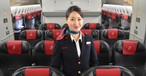 Flugbegleiterin von Japan Airlines: Kann ihre Kleidung bald freier auswählen.