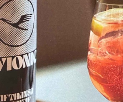 Lufthansa-Cocktail mit der Originalflasche aus den 1960er Jahren: Die Fluggesellschaft hat wieder einen Signature Drink.