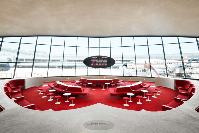 Heute beherbergt es das TWA Hotel mit 512 Zimmern, das am 15. Mai 2019 eröffnet wurde. Es bietet etwas die spektakuläre Sunken Lounge.