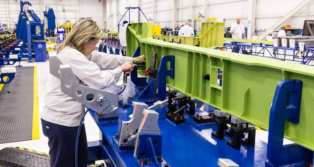 Eine Arbeiterin im Honda-Jet-Werk in North Carolina: Der Bau des ersten Echelon läuft.