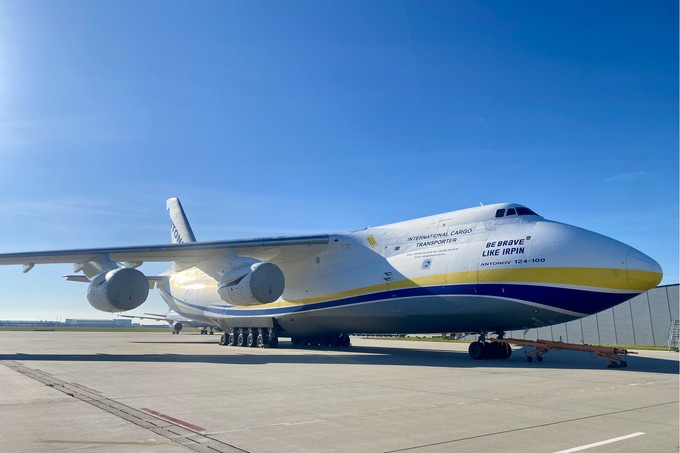 Eine ganz besondere Antonov An-124: Mitten im Krieg brachte Antonov Airlines die Die UR-82073 («Be brave like Irpin») nach Leipzig/Halle. Der Jet ... 