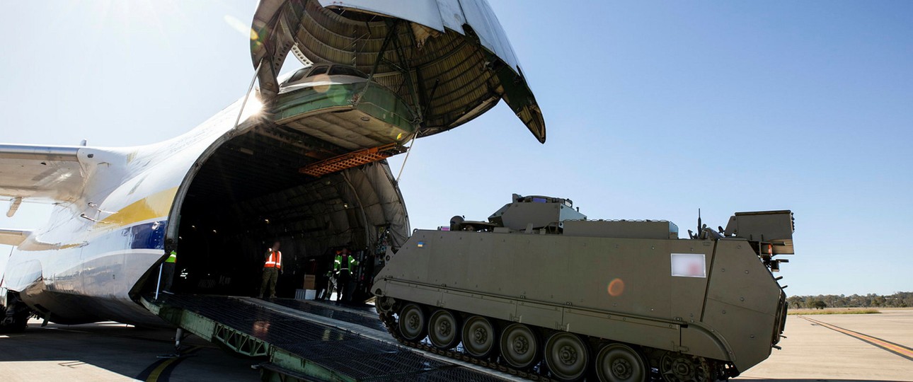 Antonov An-124 in Australien: Vier Transportpanzer geladen.