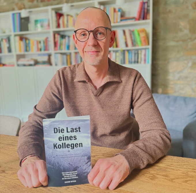 Kacem Bitich mit seinem Buch.