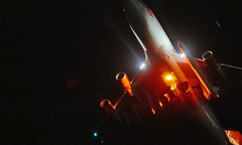 Boeing 747 von Virgin Orbit: Trägerrakete am Flügel.