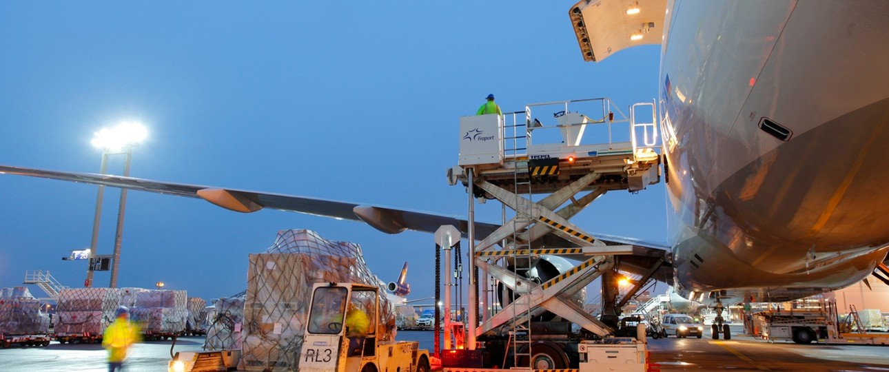 ...hat nur der Flughafen Frankfurt. Mehr als 70,5 Millionen waren es im Jahr 2019. Auch bei der Fracht ist Frankfurt mit mehr 2,1 Millionen Tonnen die Nummer eins.