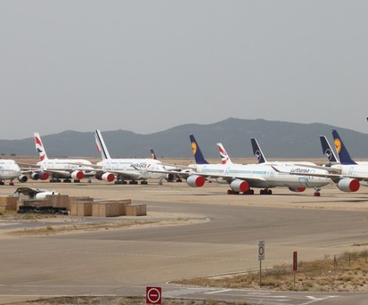 Geparkte Flugzeuge in Teruel: Ein Airbus A380 kommt neu, ein anderer geht dafür.