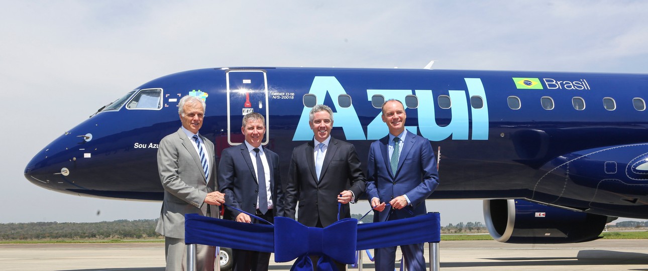 Glückliche Gesichter bei Azul und Embraer: Die Billigairline hat ihre erste E195-E2 erhalten.