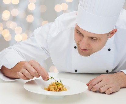 Koch bei der Arbeit: AUA will ihre fliegenden Köche zurückbringen.