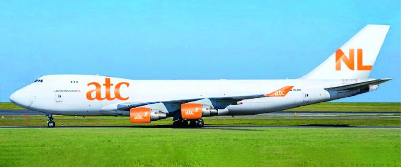 Boeing 747-400 F in den Farben von Aerotranscargo NL: Niederländische Nationalfarben.