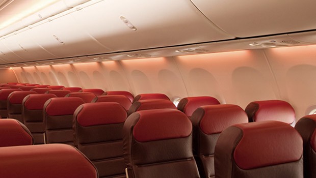 Um das Reisen dennoch erträglich zu machen, erhält die Kabine Boeings neues Sky Interior, das gegen oben mehr Raum bietet und dank spezieller Beleuchtung für Entspannung sorgen soll.