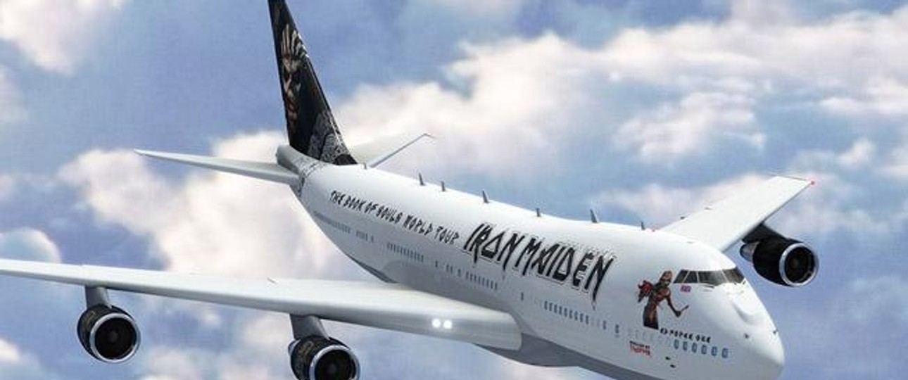 Jumbo-Jet: Für die neue Welt-Tournee leasen Iron Maiden eine Boeing 747-400 (auf der Illustration zeigt die Band indes eine 747-200).