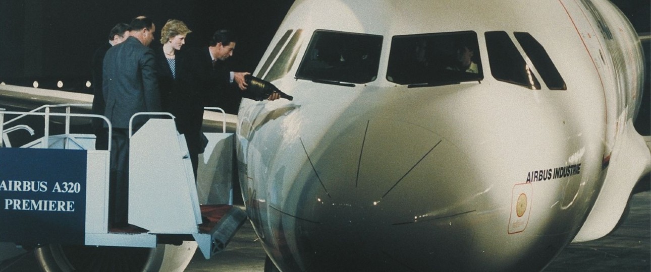 1981 entschied sich Airbus intern für den Bau des A320. Im Februar 1987 wurde der Flieger dann in Toulouse der Öffentlichkeit vorgestellt - mit Prinz Charles und Lady Diana als Ehrengästen. Im selben Monat erfolgte der Jungfernflug. Erstkunden des neuen Kurz- und Mittelstreckenjets waren British Caledonian und Air France.