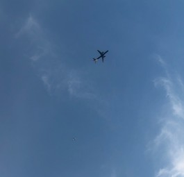 Flugzeug am Himmel: fliegen wird immer sicherer.