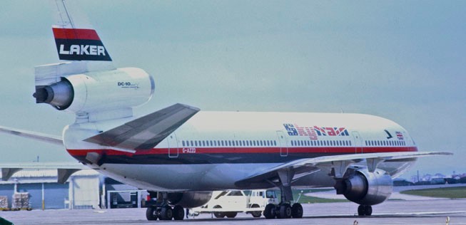 Er gilt als Erfinder der Billigairlines und flog in den Siebzigerjahren mit DC-10 in die USA. Ein Ticket kostete damals unvorstellbare 59 Pfund.