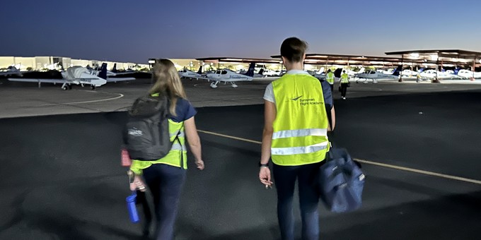 Die Schulungsflüge finden in Goodyear am frühen Morgen statt, da es in Arizona dann erst knapp 30 Grad heiß ist und weniger Turbulenzen hat.