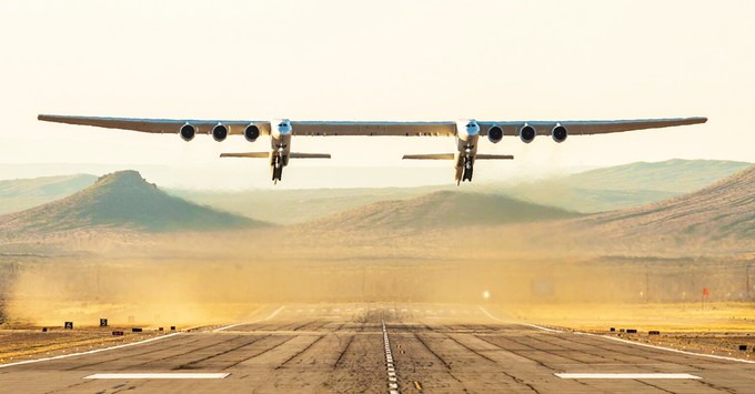 Ebenfalls aus dem Hause Scaled Composites stammt das Doppelrumpfflugzeug Stratolaunch. Nach seiner Spannweite von 117 Metern gerechnet, ist es das größte Flugzeug der Geschichte. Es soll als Startplattform für Forschungsraketen dienen.