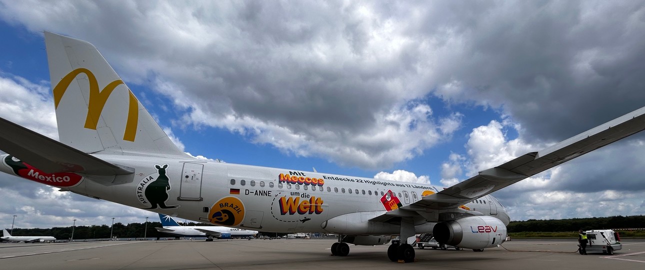 Airbus A320 von Leav Aviation: Das Flugzeug wird bis Ende September zum McDonald's-Flugzeug.