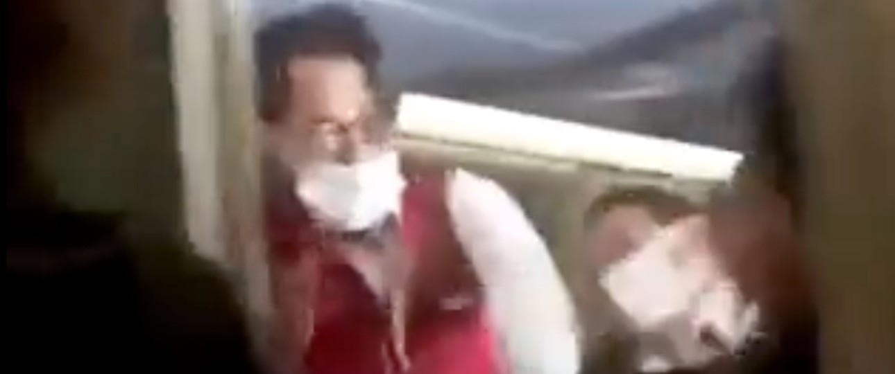 Vorfall an Bord von Turkish Airlines: Rechts der Angreifer, links die Flugbegleiter.