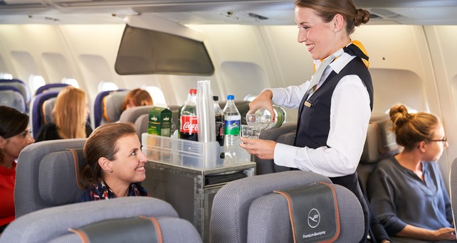 Service in der Premium Economy von Lufthansa: Erste Testflüge mit dem neuen Konzept starten im April ab München.