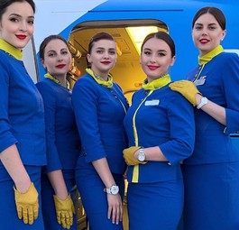 Crew vor der Boeing 737-900 mit dem Kennzeichen UR-PSL: Basis Katowice.