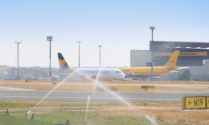 Rasensprenger am Flughafen Frankfurt (im Jahr 2018): Auch aktuell herrscht Hitze.