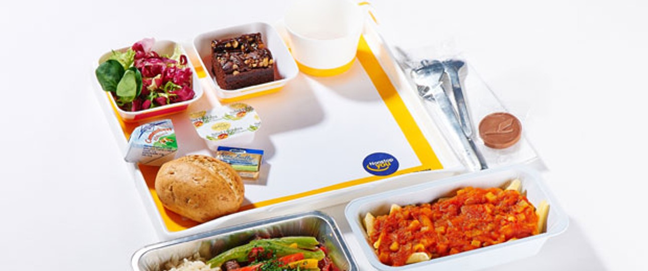 Lufthansa landet gerade noch in den Top Ten. Economy-Passagiere erwartet frisches Essen inspiriert von der mediterranen Küche – und natürlich bayerisches Bier!