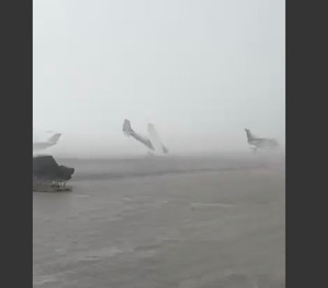 Sturm am Flughafen Forli: Flugzeuge umgedreht.