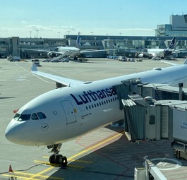 Airbus A330 von Lufthansa vor einem Flug von Frankfurt in die USA: Nordamerika-Flüge sind auch betroffen.