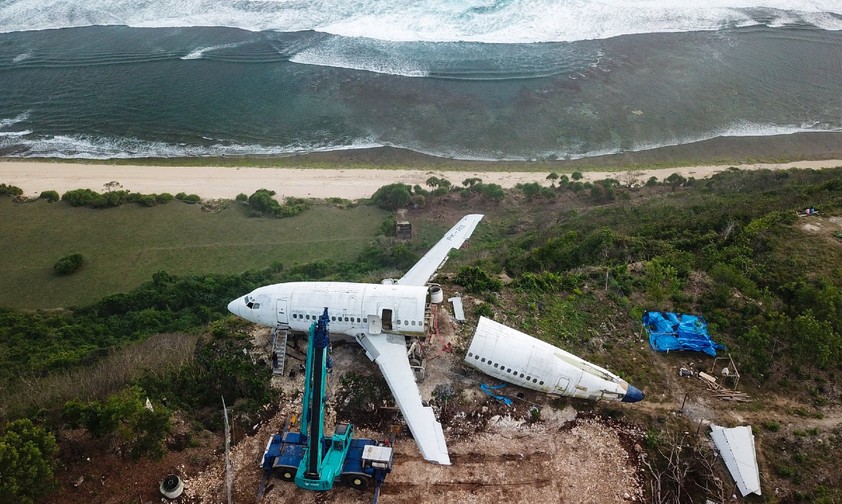 Oben die ausrangierte Boeing 737-200, unten der Strand Nyang Nyang auf der Insel Bali.