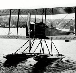 Damit begann alles: Das B &amp; W Seaplane, das später auch Boeing Model 1 hieß. Es war 8,38 Meter lang, hatte eine Spannweite von 15,8 Meter und konnte bis zu 120 Kilometer pro Stunde schnell fliegen. Zwei Stück wurden gebaut und nach Neuseeland verkauft.