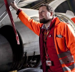 Ein Techniker an einem Flugzeug: Weltweit werden in den kommenden zehn Jahren rund 400.000 neue Techniker und Technikerinnen benötigt.