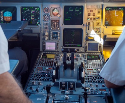 Zwei Piloten im Cockpit: Powernaps sind in Europa unter Auflagen erlaubt. In den USA nicht.