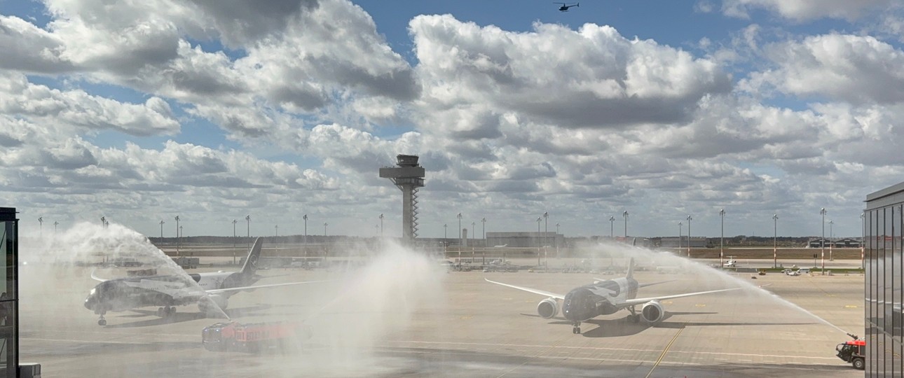 Präziosionsarbeit: Die beiden Flieger der Jubiläumsflüge LH2026 und LH1926 rollen in Berlin ans Gate - synchron.