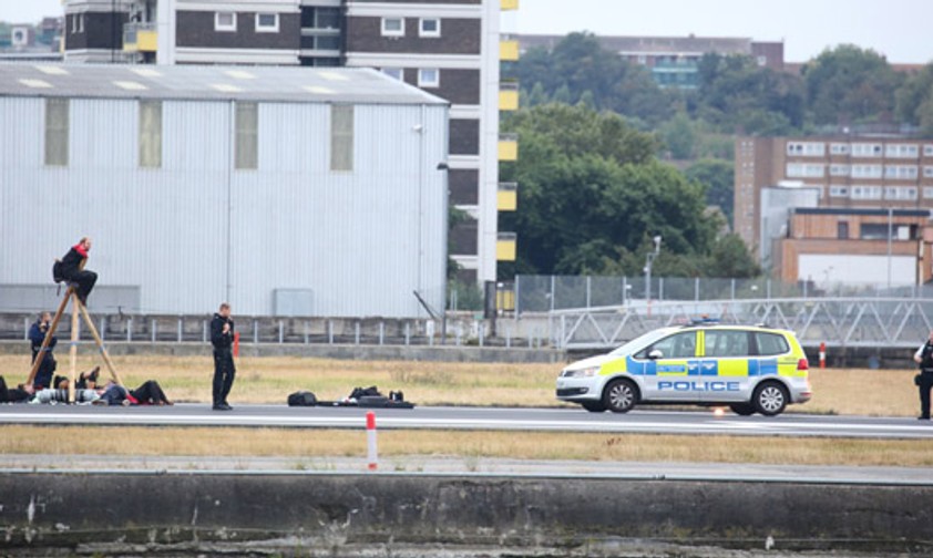 Die neun Demonstranten sind am Dienstagmorgen auf die Piste des London City Airports gelangt.