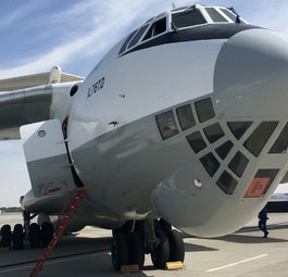 Ilyushin Il-76 : Im charakteristischen unteren Teil der verglasten Nase sitzt der Navigator des Frachtfliegers. Durch die Fenster..