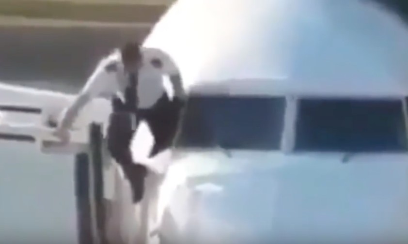 Pilot klettert durchs Fenster ins Flugzeug