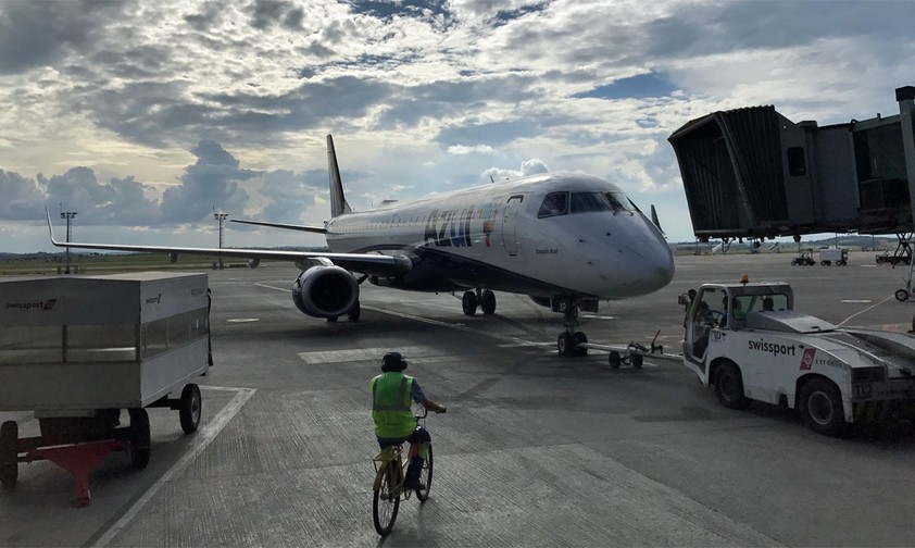 EMbraer-Jet von Azul am Gate: Die Flotte wird kleiner.