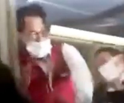 Vorfall an Bord von Turkish Airlines: Rechts der Angreifer, links die Flugbegleiter.