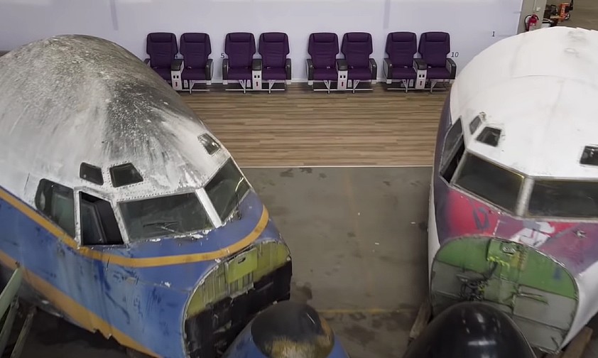 Hier ist das Cockpit der Hamburger Boeing 707 (rechts) zusammen mit dem Cockpit der Berliner Boeing 707 zu sehen, bevor sie im Herbst 2020 vom Auktionshaus Dechow zu Versteigerung angeboten wurden.