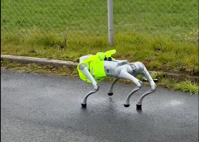 Der Flughafen Münster/Osnabrück hat einen neuen tierisch-elektrischen Mitarbeitenden: Fency. Der Robo-Hund ist die neue Zaunkontrollkraft am Airport. In seiner ersten Schicht lief er acht Kilometer immer geradeaus am Zaun entlang. Fency hat Katzen professionell ignoriert und sich super am FMO integriert.