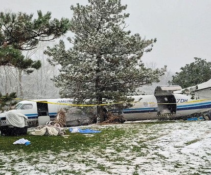 Frachter verliert bei Notlandung auf Golfplatz beide Flügel